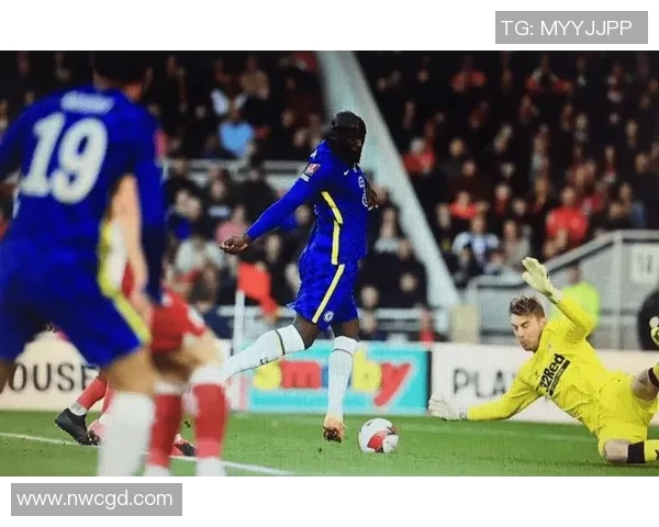 足球明星在湖边悠闲抓鱼的趣味瞬间展现运动员生活的另一面