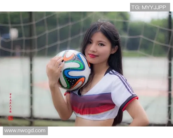 足球明星妻子频频出镜引发热议背后故事揭秘