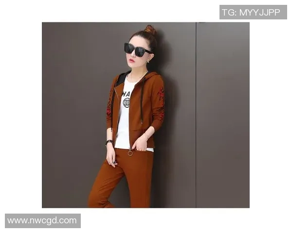 时尚与运动结合足球明星印花卫衣展现个性魅力与活力风采