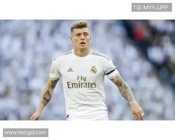 克罗斯：从中场指挥官到足球传奇的华丽蜕变之路